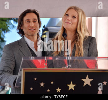 L'actrice Gwyneth Paltrow et son mari, producteur Brad Falchuk faire des observations au cours de scénariste, réalisateur et producteur Ryan Murphy cérémonie de dévoilement de l'honorer avec le 2,653ème étoile sur le Hollywood Walk of Fame à Los Angeles le 4 décembre 2018. Photo par Jim Ruymen/UPI Banque D'Images