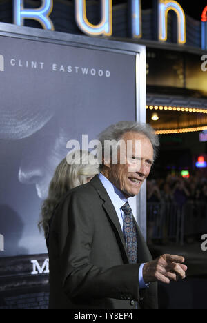 L'acteur et réalisateur Clint Eastwood assiste à la première de the motion picture 'crime' de la Mule au Regency Village Theatre dans la section de Westwood Los Angeles le 10 décembre 2018. Le film raconte l'histoire vraie d'un 90-year-old horticulteur et vétéran de la DEUXIÈME GUERRE MONDIALE qui se fait prendre le transport de 3 millions de dollars de cocaïne dans le Michigan pour un cartel mexicain de la drogue. Photo de John McCoy/UPI Banque D'Images