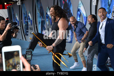 Jason Momoa acteur rejoint haka danseurs lors de la première de la sci-fi 'cinéma' Aquaman au théâtre chinois de Grauman dans la section Hollywood de Los Angeles le 12 décembre 2018. Le film raconte l'histoire d'Arthur Curry qui apprend qu'il est l'héritier du royaume sous-marin d'Atlantis, et ne doit pas en avant pour conduire son peuple et d'être un héros pour le monde entier. Photo par Jim Ruymen/UPI Banque D'Images