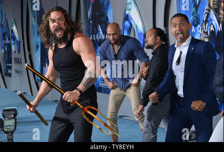 Jason Momoa acteur rejoint haka danseurs lors de la première de la sci-fi 'cinéma' Aquaman au théâtre chinois de Grauman dans la section Hollywood de Los Angeles le 12 décembre 2018. Le film raconte l'histoire d'Arthur Curry qui apprend qu'il est l'héritier du royaume sous-marin d'Atlantis, et ne doit pas en avant pour conduire son peuple et d'être un héros pour le monde entier. Photo par Jim Ruymen/UPI Banque D'Images