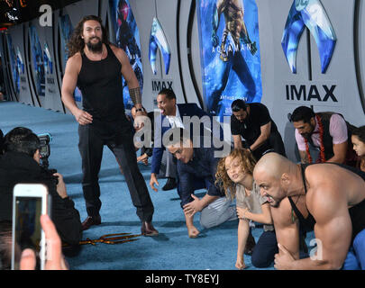 Jason Momoa acteur rejoint haka danseurs lors de la première de la sci-fi 'cinéma' Aquaman au théâtre chinois de Grauman dans la section Hollywood de Los Angeles le 12 décembre 2018. Le film raconte l'histoire d'Arthur Curry qui apprend qu'il est l'héritier du royaume sous-marin d'Atlantis, et ne doit pas en avant pour conduire son peuple et d'être un héros pour le monde entier. Photo par Jim Ruymen/UPI Banque D'Images