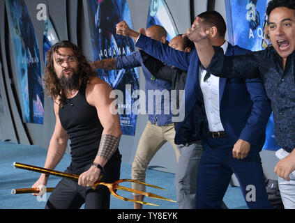 Jason Momoa acteur rejoint haka danseurs lors de la première de la sci-fi 'cinéma' Aquaman au théâtre chinois de Grauman dans la section Hollywood de Los Angeles le 12 décembre 2018. Le film raconte l'histoire d'Arthur Curry qui apprend qu'il est l'héritier du royaume sous-marin d'Atlantis, et ne doit pas en avant pour conduire son peuple et d'être un héros pour le monde entier. Photo par Jim Ruymen/UPI Banque D'Images