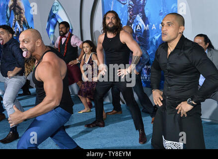Jason Momoa acteur rejoint haka danseurs lors de la première de la sci-fi 'cinéma' Aquaman au théâtre chinois de Grauman dans la section Hollywood de Los Angeles le 12 décembre 2018. Le film raconte l'histoire d'Arthur Curry qui apprend qu'il est l'héritier du royaume sous-marin d'Atlantis, et ne doit pas en avant pour conduire son peuple et d'être un héros pour le monde entier. Photo par Jim Ruymen/UPI Banque D'Images