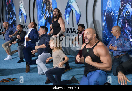Jason Momoa acteur (C) joint Haka danseurs lors de la première de la sci-fi 'cinéma' Aquaman au théâtre chinois de Grauman dans la section Hollywood de Los Angeles le 12 décembre 2018. Le film raconte l'histoire d'Arthur Curry qui apprend qu'il est l'héritier du royaume sous-marin d'Atlantis, et ne doit pas en avant pour conduire son peuple et d'être un héros pour le monde entier. Photo par Jim Ruymen/UPI Banque D'Images