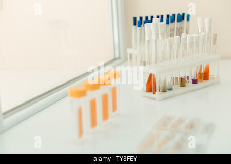 Close up of a test tube rack sur la table Banque D'Images