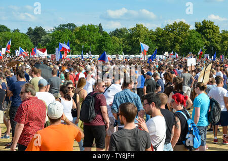 Prague, République tchèque - Le 23 juin 2019 : foule de personnes manifestations contre le premier ministre et ministre de la Justice Babis sur Letna, Letenska plan. Manifestation appelant à la démission. La protestation, la démocratie. Banque D'Images