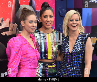 Alison Brie, acteurs Stephanie Beatriz, et Elizabeth Banks (L-R) assister à la première de The animated motion photo de la comédie musicale 'Film Lego 2 : La deuxième partie' au Regency Village Theatre dans la section de Westwood Los Angeles le 2 février 2019. Scénario : c'est déjà cinq ans que tout était génial et les citoyens sont confrontés à un énorme nouvelle menace : LEGO DUPLO® envahisseurs de l'espace, tout détruit plus rapidement qu'elles ne peuvent se reconstituer. Photo par Jim Ruymen/UPI Banque D'Images