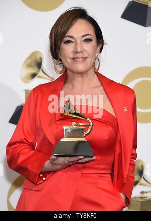 Claudia Brant apparaît backstage avec son award du meilleur album pop latin pour "incera,' au cours de la 61e cérémonie des Grammy Awards s'est tenue au Staples Center de Los Angeles le 10 février 2019. Photo par Gregg DeGuire/UPI Banque D'Images