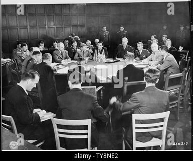 Réunion des ministres des affaires étrangères à Cecilienhof lors de la Conférence de Potsdam en Allemagne. Ernest Bevin, ministre britannique des affaires étrangères est premier plan ; le secrétaire d'État James Byrnes est sur la droite, et le ministre soviétique des affaires étrangères Viatcheslav Molotov est à gauche. Banque D'Images