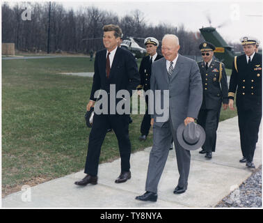 Rencontre avec le président Eisenhower. Le président Kennedy, le président Eisenhower, aides militaires. Camp David, MD. Banque D'Images