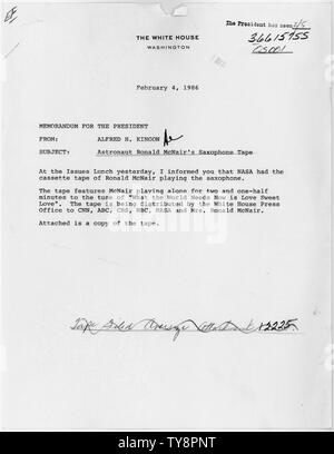 Note d'Alfred H. Kingon à Ronald Reagan, Ronald McNair ; Portée et contenu : Transmission Note du secrétaire de cabinet, jointe à une copie d'un enregistrement cassette par Ronald McNair, un des astronautes tués dans l'accident de la navette spatiale Challenger. Notes générales : l'audiocasette, qui contient des enregistrements de McNair jouant du saxophone, a été transférée à la Reagan Library collection audiovisuelle. Banque D'Images