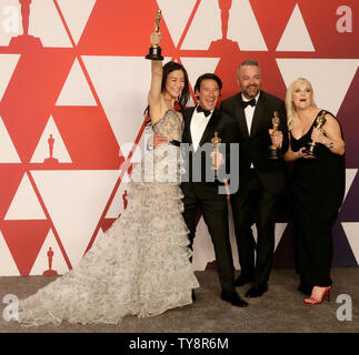 (L-R) Les producteurs Elizabeth Chai Vasarhelyi, Jimmy Chin, Evan Hayes et Shannon Dill, lauréats du prix du meilleur film documentaire pour 'gratuitement', Solo backstage avec son Oscar apparaissent au cours de la 91e annuelle des Academy Awards à l'hôtel Loews Hollywood Hotel dans la section Hollywood de Los Angeles le 24 février 2019. Photo de John Angelillo/UPI Banque D'Images