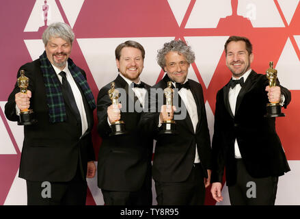 (L-R) Ian Hunter, J.D. Schwalm, Paul Lambert, et Tristan Myles, gagnants de meilleurs effets visuels pour 'premier homme, apparaissent des coulisses avec leurs Oscar durant la 91e annuelle des Academy Awards à l'hôtel Loews Hollywood Hotel dans la section Hollywood de Los Angeles le 24 février 2019. Photo de John Angelillo/UPI Banque D'Images