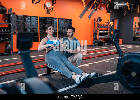 L'excès de femme sentir excité de l'exercice près trainer Banque D'Images