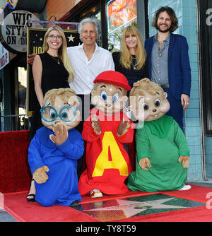 Les producteurs et propriétaires de les Chipmunks Ross Bagdasarian, (deuxième à gauche) et Janice Karman (troisième à gauche) posent avec leurs enfants Vanessa Bagdasarian (extrême gauche) et Michael Bagdasarian et Alvin et les Chipmunks à la cérémonie de dévoilement d'étoiles honorant les chipmunks avec le 2,657ème étoile sur le Hollywood Walk of Fame à Los Angeles, Californie le 14 mars 2019. Photo de Chris Chew/UPI Banque D'Images