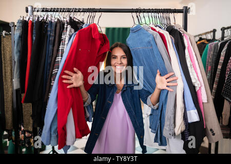 Smiling costumes femme radieuse radieuse s'amusant dans le showroom Banque D'Images
