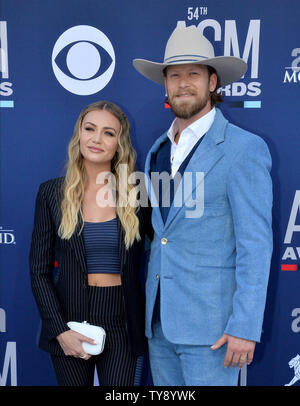 (L-R) Brittney Marie Cole Kelley et Brian Kelley de Floride Géorgie Line assister à la 54th annual Academy of Country Music Awards qui a eu lieu au MGM Grand Garden Arena de Las Vegas, Nevada le 7 avril 2019. Le spectacle sera diffusé en direct sur CBS. Photo par Jim Ruymen/UPI Banque D'Images