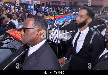 Nipsey Hussle, le frère de Samiel Asghedom, promenades dans le cortège funèbre qui suit son frère's memorial au Staples Center de Los Angeles le 11 avril 2019. L'artiste en nomination a été tué la semaine dernière devant le magasin de vêtements de marathon qu'il a fondée en 2017. Photo par Jim Ruymen/UPI Banque D'Images