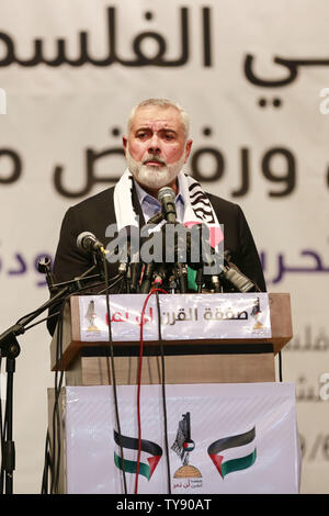 La ville de Gaza, en Palestine. Zones autonomes. 25 Juin, 2019. Ismail Haniya, président du mouvement islamiste Hamas, parle à une réunion contre l'US-sponsored conférence sur l'investissement économique dans les territoires palestiniens. L'objectif de la réunion de deux jours est de promouvoir l'investissement dans les territoires palestiniens. Il devrait faire partie de l'accord de paix pour le conflit du Moyen-Orient, qui n'est pas encore disponible. Des représentants des Palestiniens rejettent la conférence. Les attentes de la réunion sont faibles. Credit : Mohammed Talatene/dpa/Alamy Live News Banque D'Images