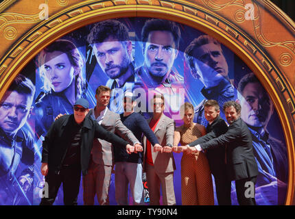 Le président de Marvel Studios/producteur Kevin Feige, Chris Hemsworth, Chris Evans, Robert Downey Jr., Scarlett Johansson, Jeremy Renner et Mark Ruffalo (L-R), participer à une cérémonie empreinte de main et de les immortaliser sur le parvis de l'Théâtre chinois de Grauman (autrefois Grauman's) dans la section Hollywood de Los Angeles le 23 avril 2019. Photo par Jim Ruymen/UPI Banque D'Images