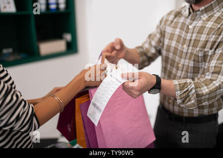 Close-up d'une salle d'exposition donnant un client consultant forfaits shopping Banque D'Images