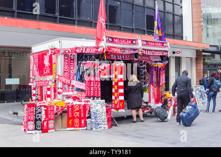 Liverpool Football Club supporter foulards en vente sur un étal du marché mobile à Whitechapel, près de l'intersection avec la rue de l'Église. Banque D'Images