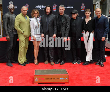 Acteurs Lance Reddick, Laurence Fishburne, Halle Berry, Keanu Reeves, directeur Chad Stahelski, Ian McShane, l'Asie et Mark Dacascos Kate Dillon (L-R) assister à une cérémonie empreinte de main immortalisant Reeves sur le parvis de l'Théâtre chinois de Grauman (autrefois Grauman's) dans la section Hollywood de Los Angeles le 14 mai 2019. Photo par Jim Ruymen/UPI Banque D'Images