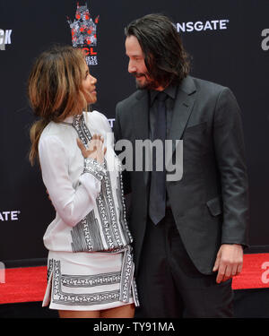 L'actrice Halle Berry assiste à une cérémonie empreinte de main et immortalisant acteur Keanu Reeves (R) sur le parvis de l'Théâtre chinois de Grauman (autrefois Grauman's) dans la section Hollywood de Los Angeles le 14 mai 2019. Photo par Jim Ruymen/UPI Banque D'Images