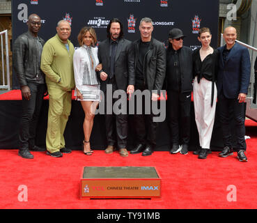 Acteurs Lance Reddick, Laurence Fishburne, Halle Berry, Keanu Reeves, directeur Chad Stahelski, Ian McShane, l'Asie et Mark Dacascos Kate Dillon (L-R) assister à une cérémonie empreinte de main immortalisant Reeves sur le parvis de l'Théâtre chinois de Grauman (autrefois Grauman's) dans la section Hollywood de Los Angeles le 14 mai 2019. Photo par Jim Ruymen/UPI Banque D'Images