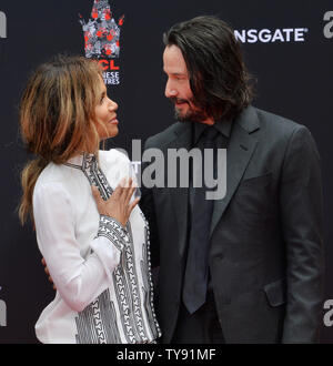 L'actrice Halle Berry assiste à une cérémonie empreinte de main et immortalisant acteur Keanu Reeves (R) sur le parvis de l'Théâtre chinois de Grauman (autrefois Grauman's) dans la section Hollywood de Los Angeles le 14 mai 2019. Photo par Jim Ruymen/UPI Banque D'Images