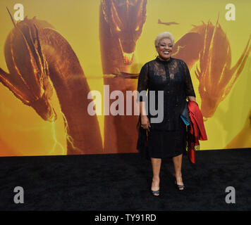 CCH Pounder acteur assiste à la première de the motion picture sci-fi 'Godzilla : Roi des monstres' avec son mari Renn Hawkey et leur fille Gytta Lubov Hawkey et Fynn Hawkey au fils Théâtre chinois de Grauman dans la section Hollywood de Los Angeles le 18 mai 2019. Le film raconte l'histoire de la crypto-faceing monarque agence zoologique off contre une batterie de Dieu les moyennes des monstres, y compris le puissant Godzilla, Mothra, qui se heurte à l'Rodan, et son ultime nemesis, le King Ghidorah à trois têtes. Photo par Jim Ruymen/UPI Banque D'Images