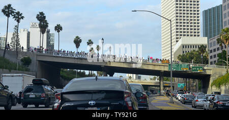 Militants des droits de l'avortement les enseignes et bannières vague sur le passage supérieur de Wilshire donnant sur la freeway 110 à un arrêt interdit l'avortement NARAL Pro-Choice rallye organisé par California à Los Angeles, Californie le 21 mai 2019. Photo de Chris Chew/UPI Banque D'Images