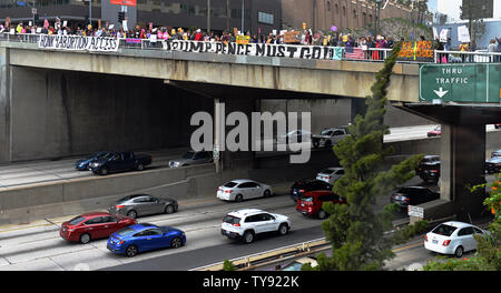 Militants des droits de l'avortement les enseignes et bannières vague sur le passage supérieur de Wilshire donnant sur la freeway 110 à un arrêt interdit l'avortement NARAL Pro-Choice rallye organisé par California à Los Angeles, Californie le 21 mai 2019. Photo de Chris Chew/UPI Banque D'Images