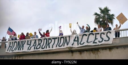 Militants des droits de l'avortement les enseignes et bannières vague sur le passage supérieur de Wilshire donnant sur la freeway 110 à un arrêt interdit l'avortement NARAL Pro-Choice rallye organisé par California à Los Angeles, Californie le 21 mai 2019. Photo de Chris Chew/UPI Banque D'Images