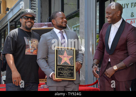 Directeur F. Gary Gray (C) est rejoint par le rappeur et acteur Ice Cube (L) et l'acteur Tyrese Gibson au cours d'une cérémonie de dévoilement d'honorer avec le 2,665ème étoile sur le Hollywood Walk of Fame à Los Angeles le 28 mai 2019. Photo par Jim Ruymen/UPI. Banque D'Images