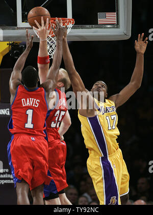 Los Angeles Clippers guard Baron Davis, gauche, centre Clippers Chris Kaman (35) et Los Angeles Lakers center Andrew Bynum (17) Bataille pour la reprise de la seconde moitié d'un match de basket-ball NBA à Los Angeles le 27 octobre 2009. Les Lakers ont remporté le match 99-92. UPI/Lori Shepler Banque D'Images