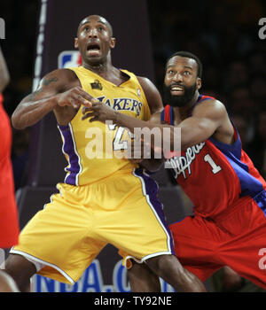 Los Angeles Lakers Kobe Bryant garde et les Los Angeles Clippers guard Baron Davis bataille pour la position dans la seconde moitié d'un match de basket-ball NBA à Los Angeles le 27 octobre 2009. Les Lakers ont remporté le match 99-92. UPI/Lori Shepler Banque D'Images