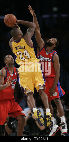 Los Angeles Clippers guard Baron Davis, droite, arrête de Los Angeles Lakers Kobe Bryant garde de faire le coup de feu dans la seconde moitié d'un match de basket-ball NBA à Los Angeles le 27 octobre 2009. Les Lakers ont remporté le match 99-92. UPI/Lori Shepler Banque D'Images