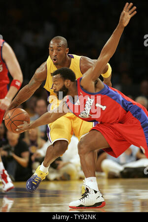 Los Angeles Lakers Kobe Bryant garde garde la balle loin de Los Angeles Clippers guard Baron Davis (1) sur la rupture rapide dans la première moitié d'un match de basket-ball NBA à Los Angeles le 27 octobre 2009. UPI/Lori Shepler Banque D'Images