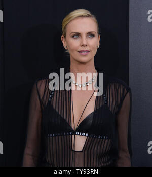 Charlize Theron acteur assiste à la première de the motion picture spy thriller 'Blonde' au théâtre à l'hôtel ace dans le centre-ville de Los Angeles le 24 juillet 2017. Scénario : un agent secret agent du MI6 est envoyé à Berlin pendant la guerre froide pour enquêter sur le meurtre d'un autre agent et récupérer une liste des disparus des agents doubles. Photo par Jim Ruymen/UPI Banque D'Images