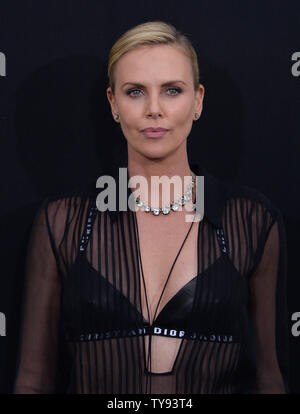 Charlize Theron acteur assiste à la première de the motion picture spy thriller 'Blonde' au théâtre à l'hôtel ace dans le centre-ville de Los Angeles le 24 juillet 2017. Scénario : un agent secret agent du MI6 est envoyé à Berlin pendant la guerre froide pour enquêter sur le meurtre d'un autre agent et récupérer une liste des disparus des agents doubles. Photo par Jim Ruymen/UPI Banque D'Images