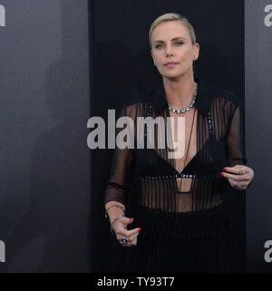 Charlize Theron acteur assiste à la première de the motion picture spy thriller 'Blonde' au théâtre à l'hôtel ace dans le centre-ville de Los Angeles le 24 juillet 2017. Scénario : un agent secret agent du MI6 est envoyé à Berlin pendant la guerre froide pour enquêter sur le meurtre d'un autre agent et récupérer une liste des disparus des agents doubles. Photo par Jim Ruymen/UPI Banque D'Images