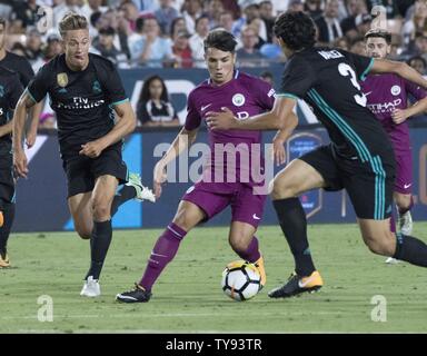 Le milieu de terrain de Manchester City Brahim Diaz (55) met en place son but devant le milieu de terrain du Real Madrid Marcos Llorente (18) dans la seconde moitié lors de leur match de la Coupe des Champions de l'International au Los Angeles Memorial Coliseum de Los Angeles le 26 juillet 2017. Photo de Michael Goulding/UPI Banque D'Images