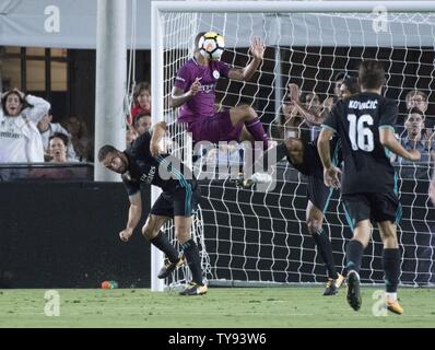 L'avant du Manchester City Gabriel Jésus (33) est en face de la balle près de Real Madrid's net dans la première moitié lors de leur match de la Coupe des Champions de l'International au Los Angeles Memorial Coliseum de Los Angeles le 26 juillet 2017. Photo de Michael Goulding/UPI Banque D'Images