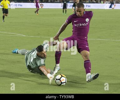 L'avant du Manchester City Gabriel Jésus (33) gardien du Real Madrid batailles Kiko Casilla (13) dans la seconde moitié lors de leur match de la Coupe des Champions de l'International au Los Angeles Memorial Coliseum de Los Angeles le 26 juillet 2017. Photo de Michael Goulding/UPI Banque D'Images