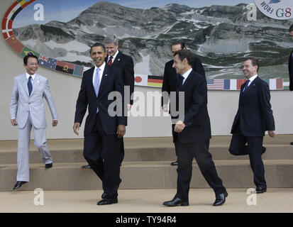 (L-R) Le Premier ministre japonais Taro Aso, le président américain, Barack Obama, le premier ministre canadien Stephen Harper , le président français Nicolas Sarkozy, le Premier ministre italien Silvio Berlusconi et le président russe Dmitri Medvedev au plus après les dirigeants du G8, photo de groupe au sommet du G8 à L'Aquila, Italie le 8 juillet 2009. (Photo d'UPI/Anatoli Zhdanov) Banque D'Images