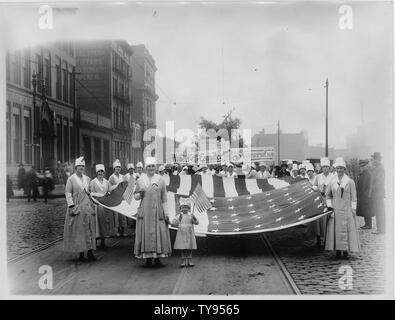 Les femmes du Missouri mars pour la conservation alimentaire intérieure ; la portée et contenu : Les membres du Comité central des femmes sur la conservation des aliments, groupe portant un grand drapeau, mars le long d'une ville (St. Louis ?) Rue, dirigé par une femme et une petite fille. Banque D'Images