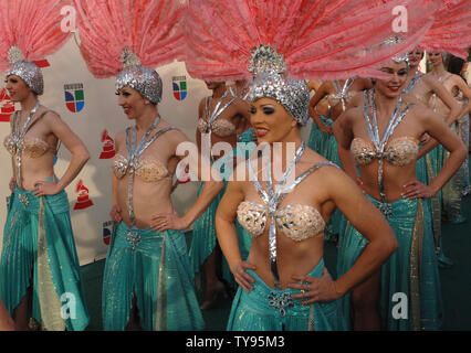 Voir les filles des Folies Bergère au Tropicana arrivent à la 8e édition du Latin Grammy Awards au Mandalay Bay à Las Vegas au Nevada le 8 novembre 2007. (Photo d'UPI/Jim Ruymen) Banque D'Images