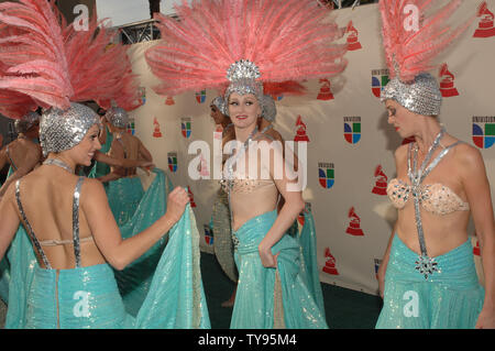 Voir les filles des Folies Bergère au Tropicana arrivent à la 8e édition du Latin Grammy Awards au Mandalay Bay à Las Vegas au Nevada le 8 novembre 2007. (Photo d'UPI/Jim Ruymen) Banque D'Images