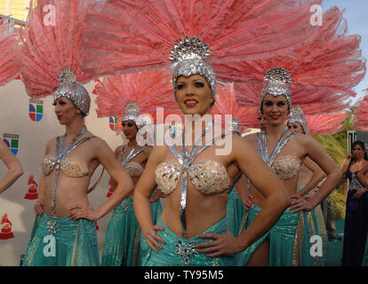 Voir les filles des Folies Bergère au Tropicana arrivent à la 8e édition du Latin Grammy Awards au Mandalay Bay à Las Vegas au Nevada le 8 novembre 2007. (Photo d'UPI/Jim Ruymen) Banque D'Images